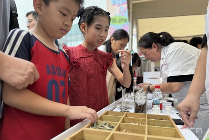 “医鹭传岐健康同行”:厦门市中医院于 SM 商圈开启中医药文化盛宴插图1 “医鹭传岐健康同行”:厦门市中医院于 SM 商圈开启中医药文化盛宴插图1