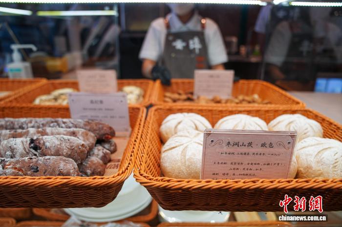 云南中医医院云淬健康饮食空间亮相昆明，草本饮品与烘焙产品引市民体验插图3