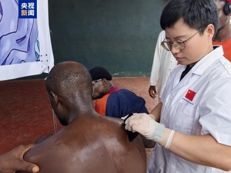 世界传统医药日与重阳节之际，中国第 26 批援塞医疗队举办中医助老义诊活动插图1