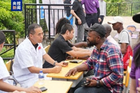 世界传统医药日与重阳节之际，中国第 26 批援塞医疗队举办中医助老义诊活动插图