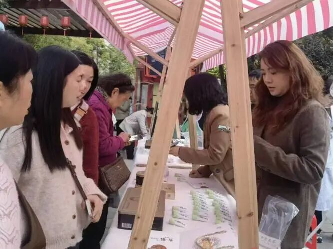 2025 武汉中医药文化宣传周启幕，AI 沉浸式中医药文化馆成亮点插图2