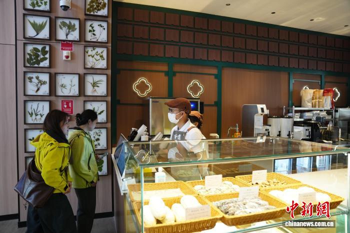 云南中医医院云淬健康饮食空间亮相昆明，草本饮品与烘焙产品引市民体验插图1