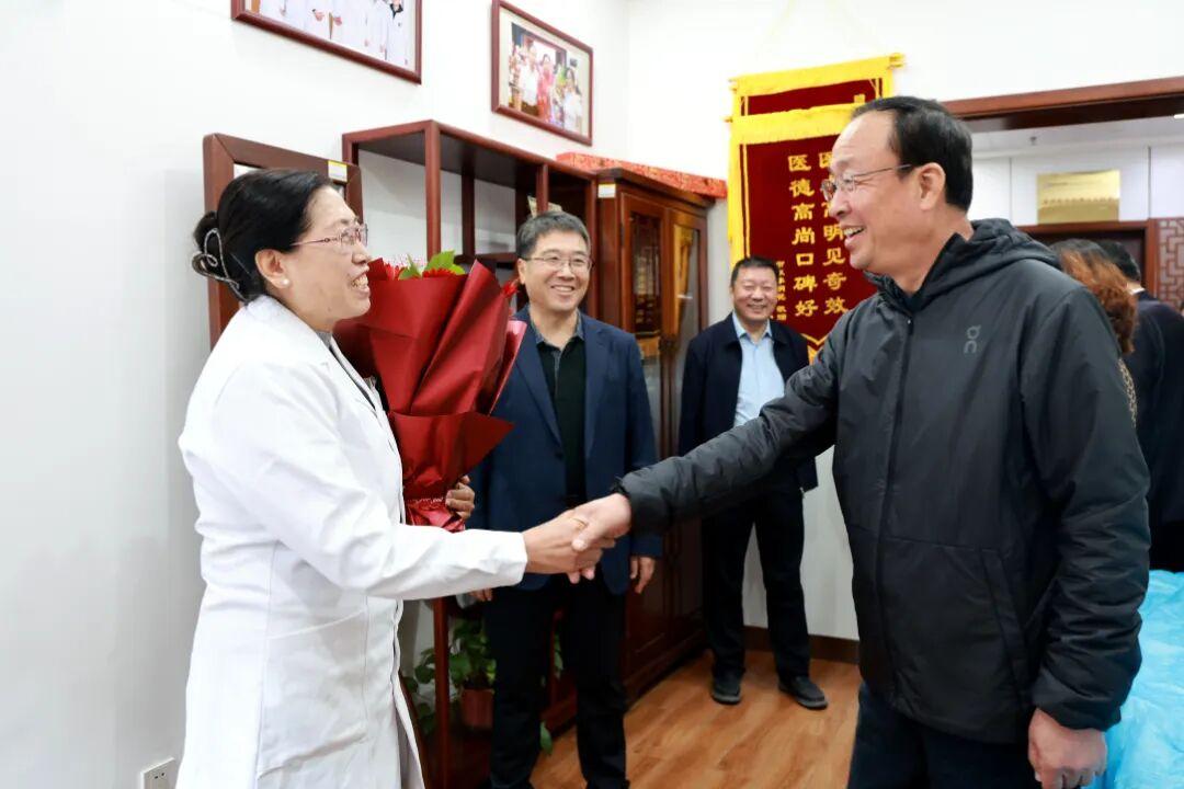 滨州市关工委重阳节赴中医医院慰问调研，关注青少年健康与中医药传承插图2