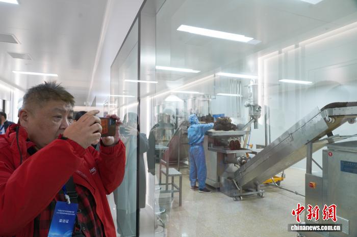 两岸媒体聚焦西峡：探寻中医药文化与现代工艺融合之路插图2