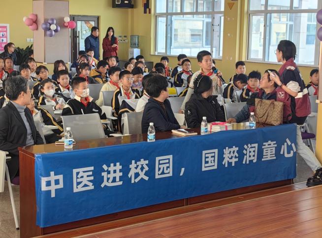 2025 青岛 “中医进校园、国粹润童心” 活动走进格兰德小学，弘扬中医药文化插图4