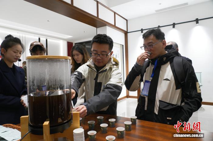 两岸媒体聚焦西峡：探寻中医药文化与现代工艺融合之路插图3