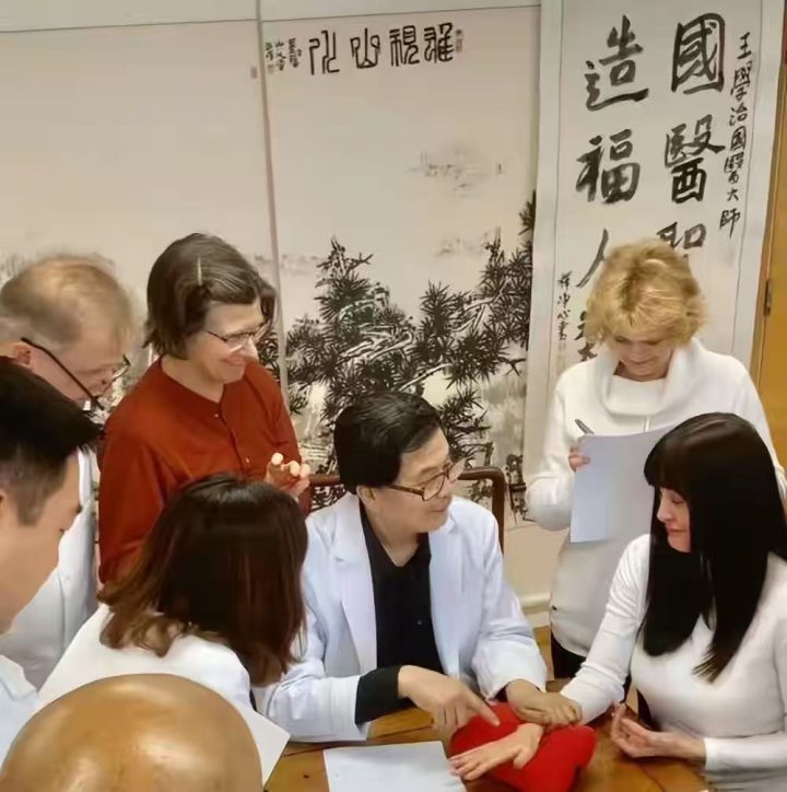 八旬旅美中医大师王学治归国献礼,为北京中医药大学建校 70 周年添彩,彰显中医药海外开拓成就插图1 八旬旅美中医大师王学治归国献礼,为北京中医药大学建校 70 周年添彩,彰显中医药海外开拓成就插图1