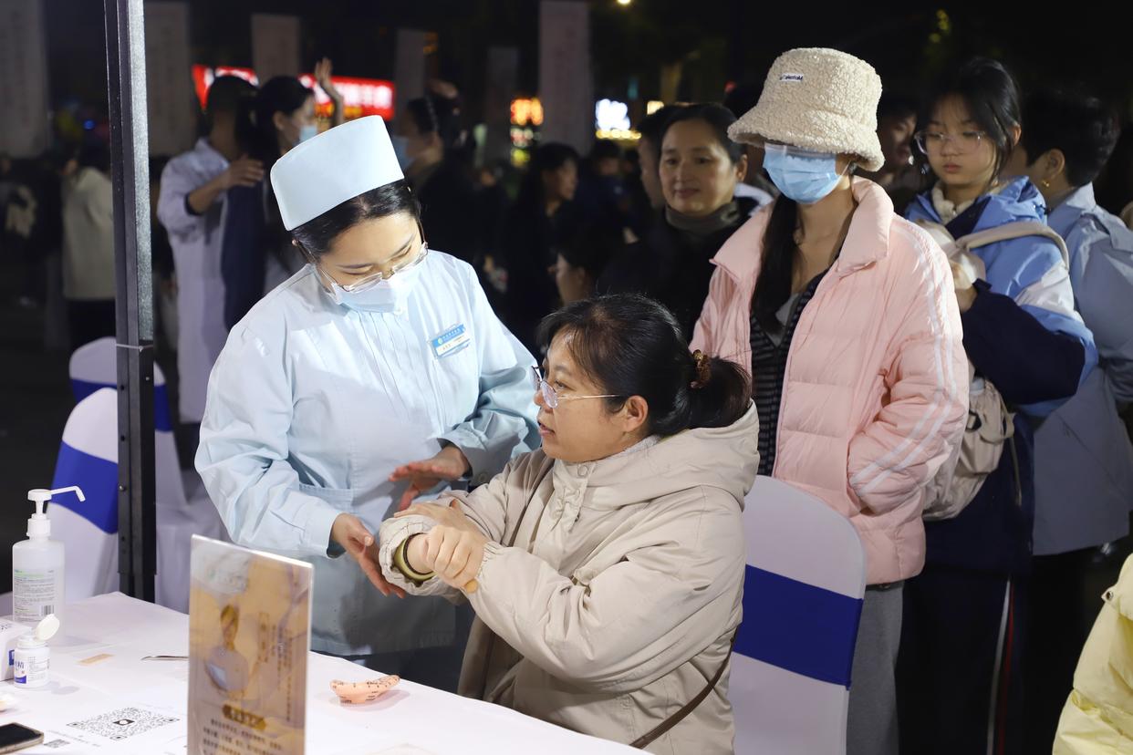 “一带一路” 郑州中医夜市：传统智慧与现代生活的养生碰撞，年轻人的打卡新地标插图5