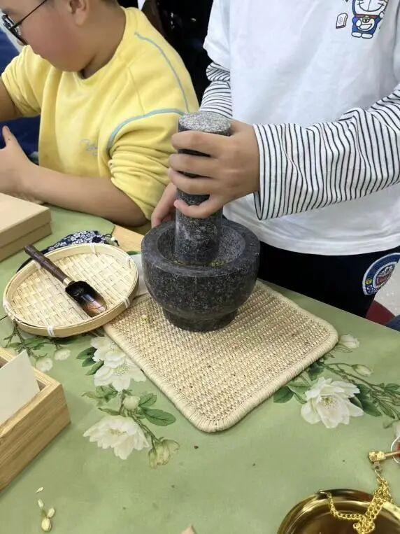 达仁堂中医药博物馆首期亲子香囊研学课开启，探秘本草传承中医文化插图8