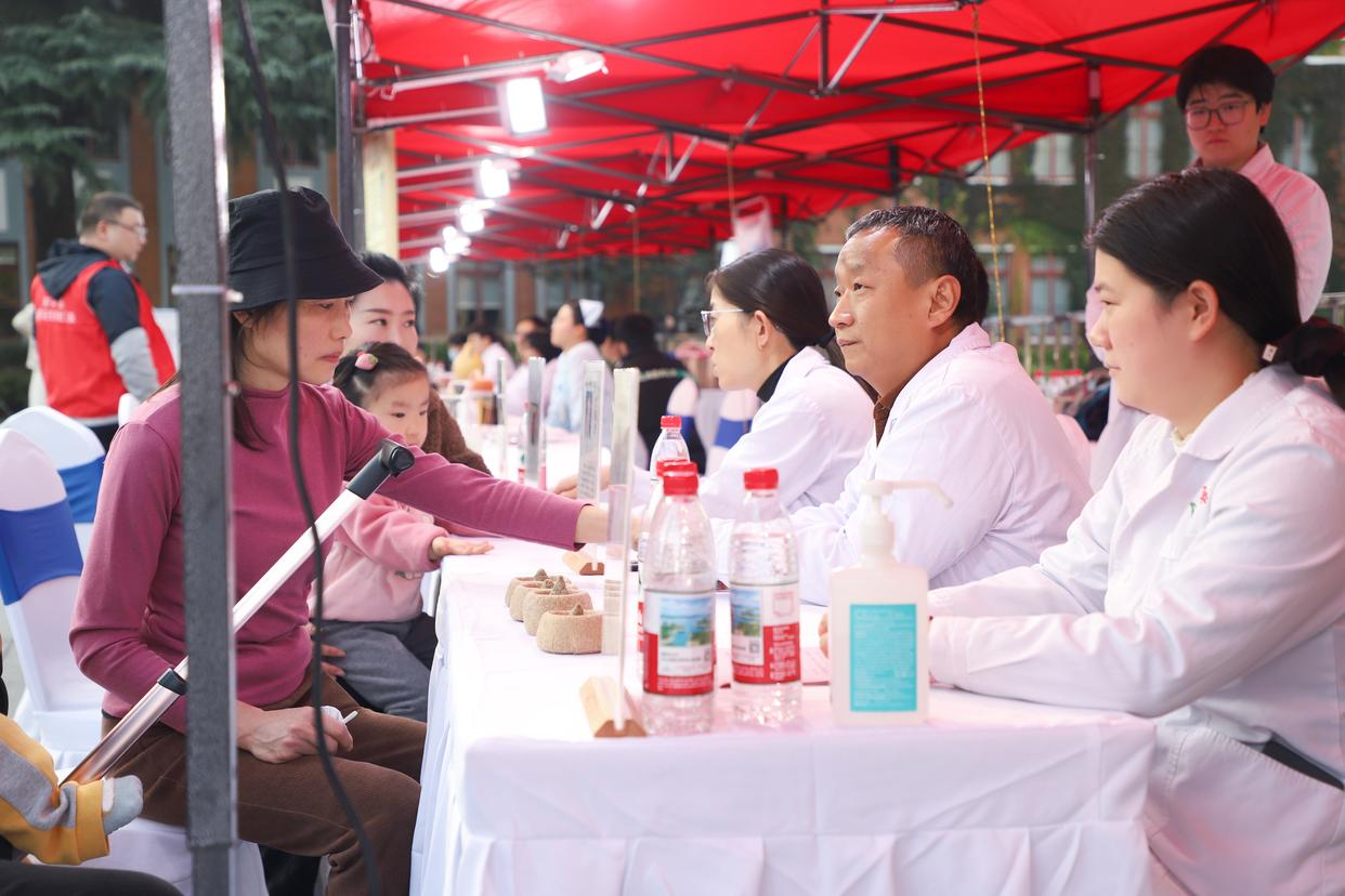 “一带一路” 郑州中医夜市：传统智慧与现代生活的养生碰撞，年轻人的打卡新地标插图3