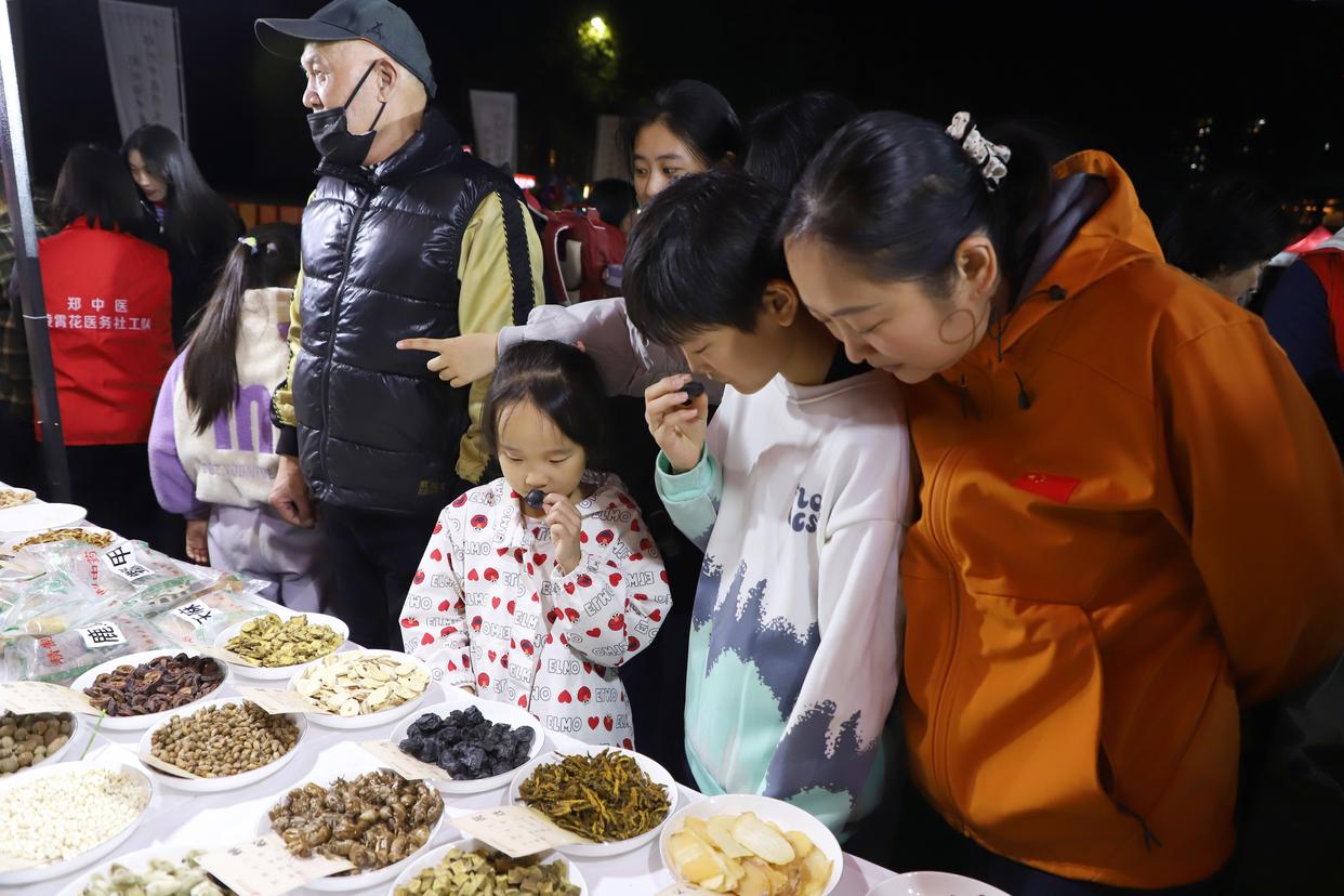 “一带一路” 郑州中医夜市：传统智慧与现代生活的养生碰撞，年轻人的打卡新地标插图2