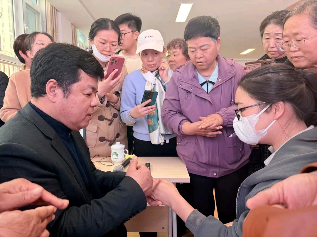 道德模范王春华医师进青山路幼儿园：小儿推拿公益讲座助力幼儿健康成长插图1