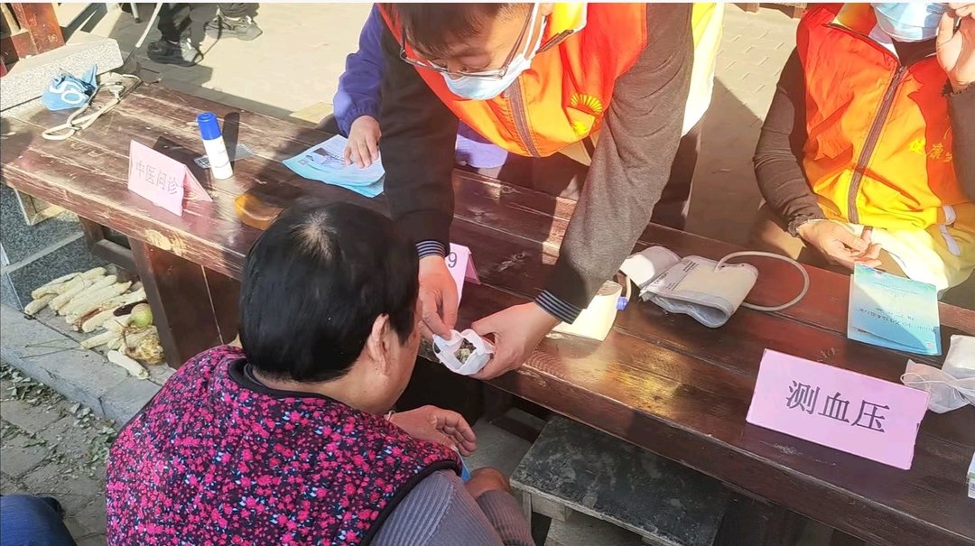 济南历城荷花路街道：中医暖冬送健康 足浴包 + 穴位按摩护民安插图1