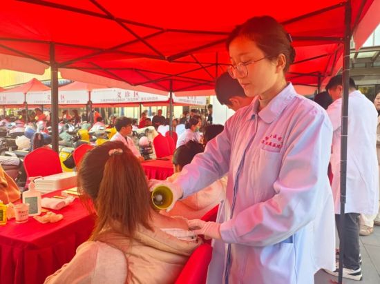 上海龙华江西医院为何举办 “红色杏林” 惠民义诊？对传播中医药文化有何作用？插图1