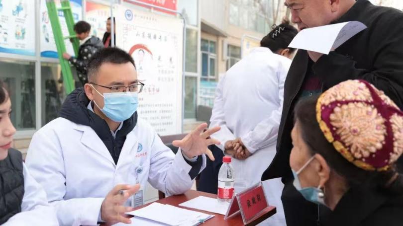 山东医师梁峻尉援疆，如何用岐黄之术在喀什治病育人并获 40 多面锦旗？插图