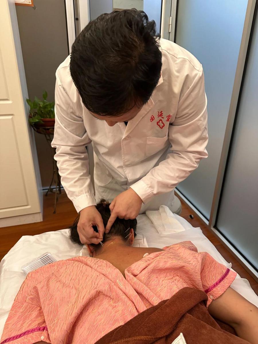 中医成跨文化交流纽带 上海这家中医馆让外国友人爱上东方智慧插图1