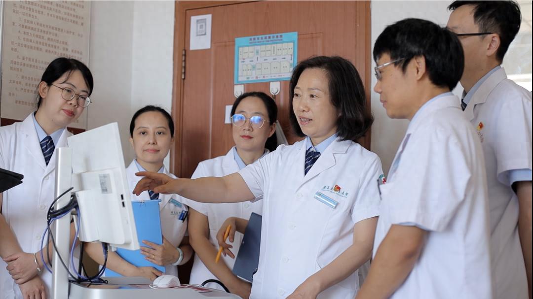 糖尿病患者剪趾甲致脚溃烂险截肢？解析糖足诱因、分级与多维诊疗方法？