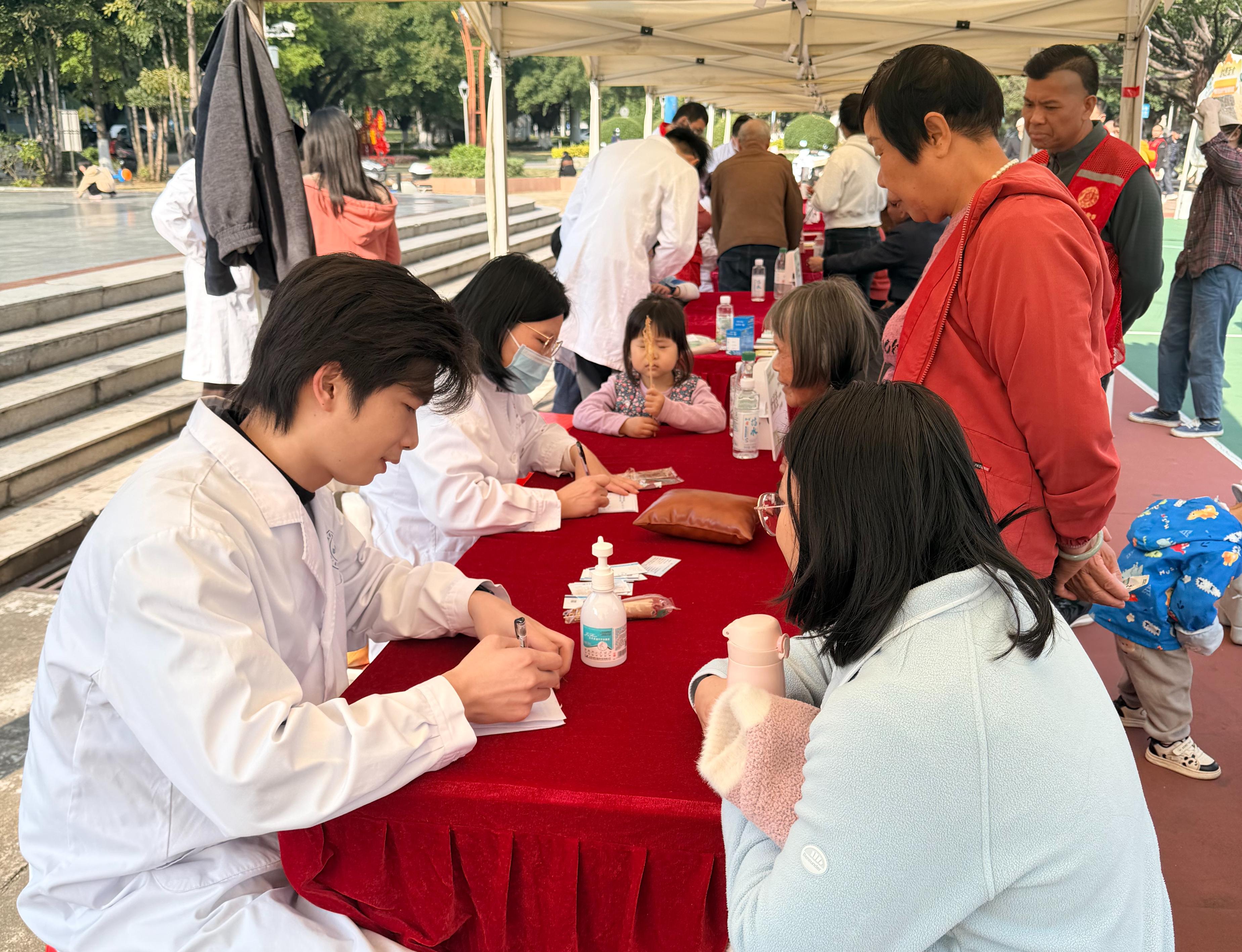 公园变身“便民健康港”，中医药健康集市走进南海狮山插图1