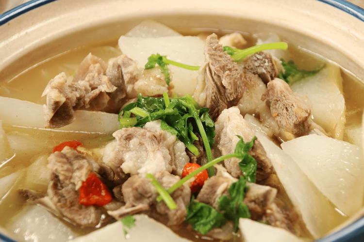 天冷了别忘养生！一碗羊肉汤、一盘西兰花、一杯姜枣茶，暖身又健康插图1