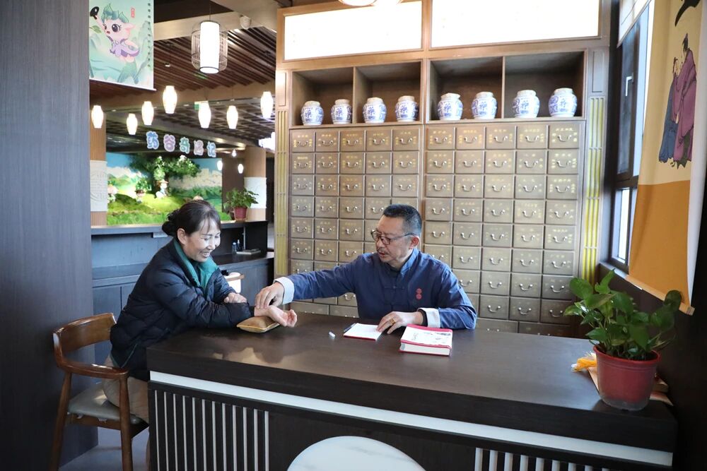 春节期间中医堂艾草香中现忙碌，“最美中医”孙建平如何用银针守护健康传递温情？插图1