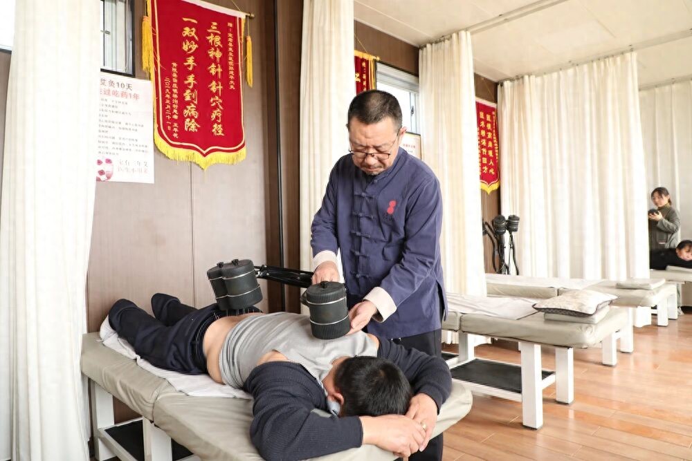 春节期间中医堂艾草香中现忙碌，“最美中医”孙建平如何用银针守护健康传递温情？插图