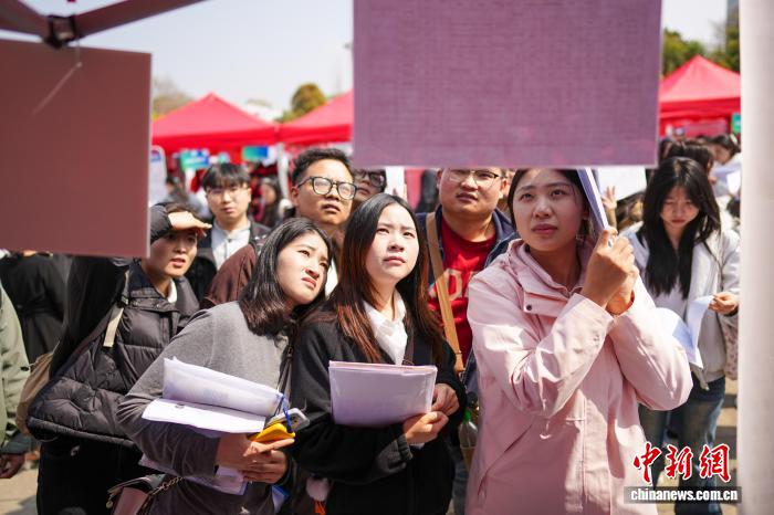 – 云南中医类毕业生求职忙！252家用人单位齐聚云南中医药大学专场招聘插图4