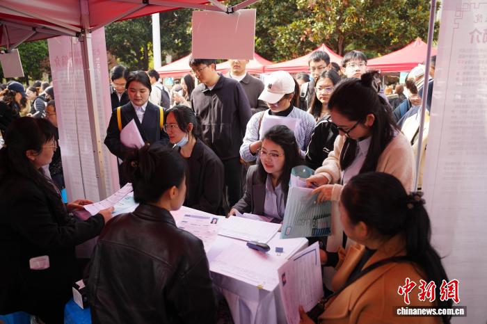 – 云南中医类毕业生求职忙！252家用人单位齐聚云南中医药大学专场招聘插图2