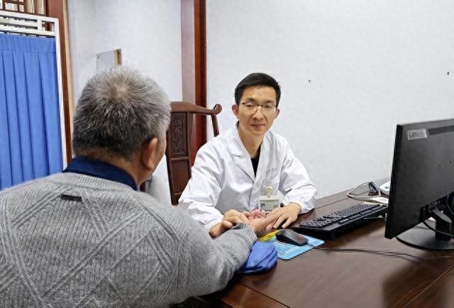 白血病化疗不适？武汉中西医结合一站式诊疗帮患者减副增效