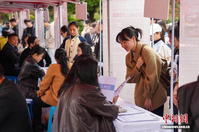 – 云南中医类毕业生求职忙！252家用人单位齐聚云南中医药大学专场招聘插图1