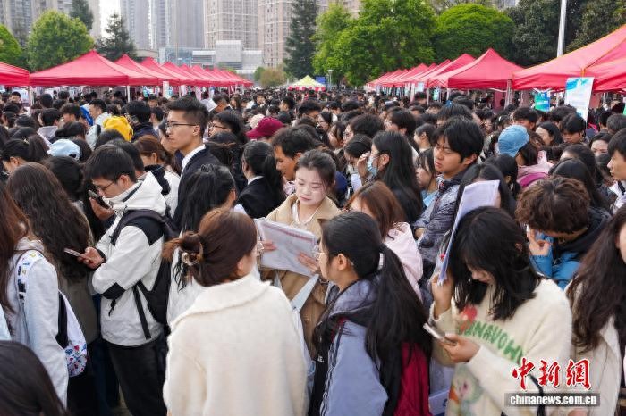 – 云南中医类毕业生求职忙！252家用人单位齐聚云南中医药大学专场招聘插图