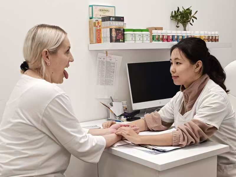 预约排到 2 个月后！四川 90 后女中医在捷克火了插图1