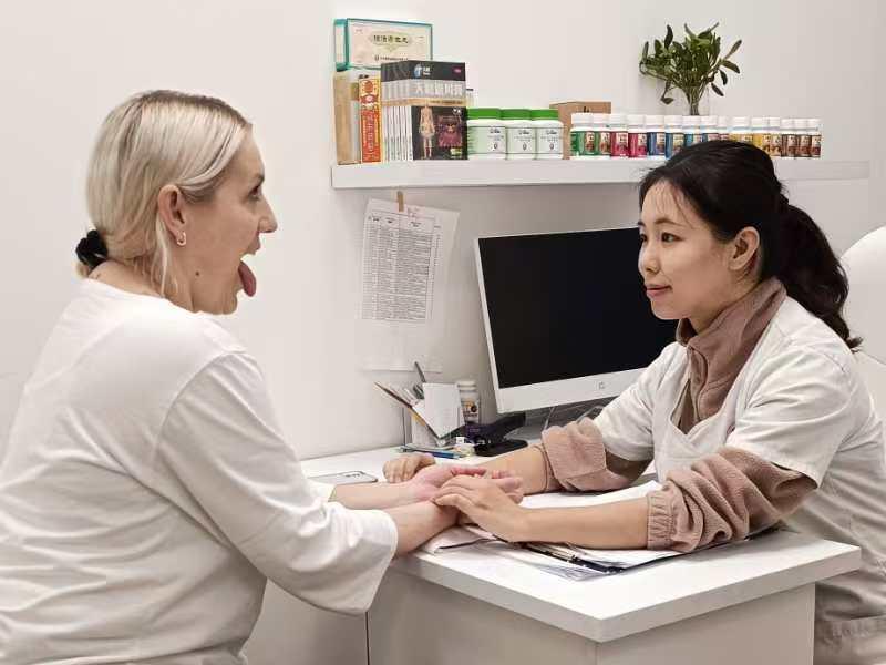 90后川妹子的捷克“针”缘：预约排到两个月后，用桑拿房比喻“祛湿气”插图1