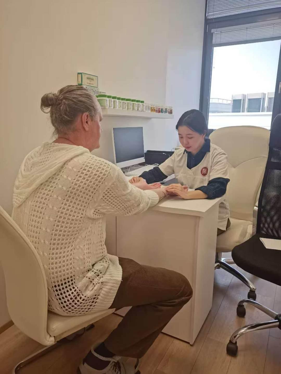 90后川妹子的捷克“针”缘：预约排到两个月后，用桑拿房比喻“祛湿气”插图3