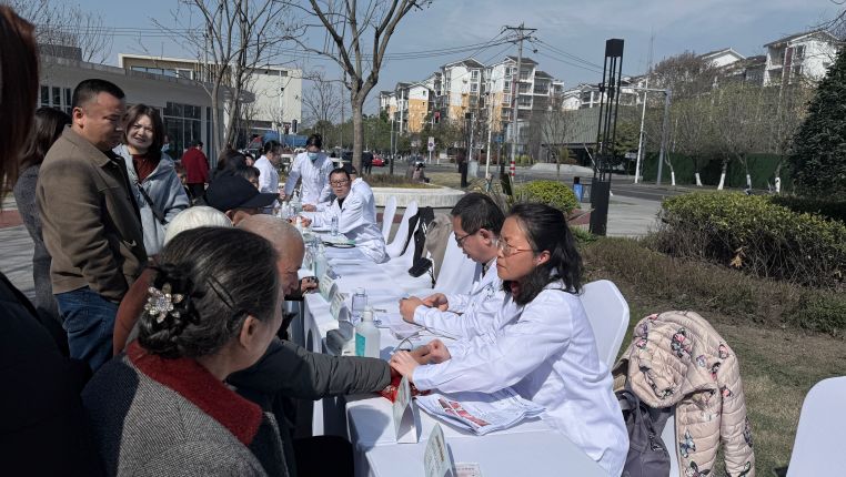 “名医结对传帮带 携手新城共振兴”活动何时启动？有何意义与成果？插图4